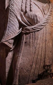 amphipolis tomb caryatids 1