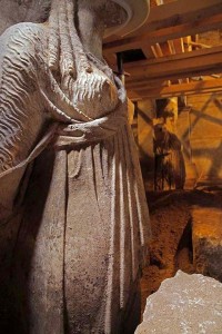 amphipolis tomb caryatids 3