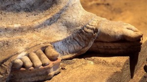 amphipolis_karyatides_full_foot