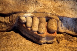 amphipolis_karyatides_full_foot_1