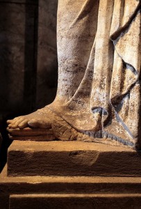 amphipolis_karyatides_full_foot_2